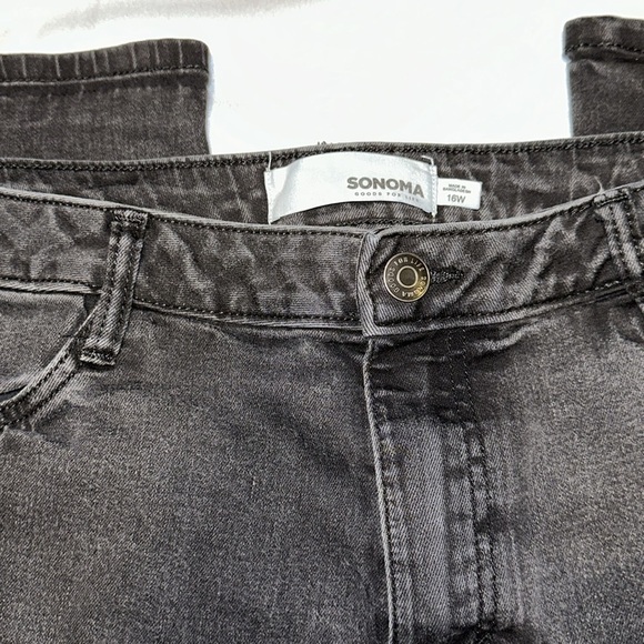 A.  Woman’s plus sized jeans - Picture 2 of 5